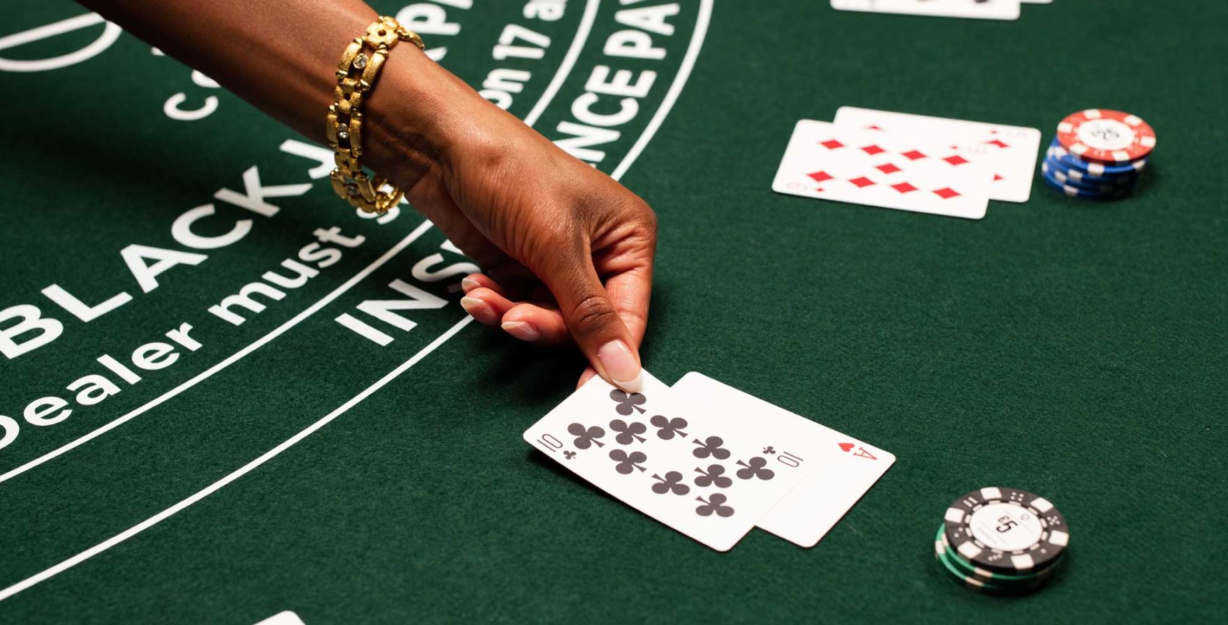 main distribuant des cartes de blackjack